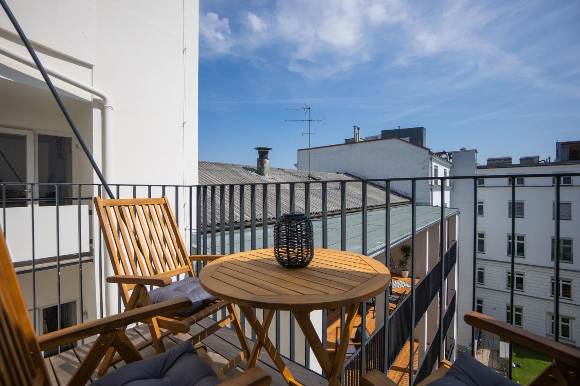 Bright Stylish With A Balcony In A Location Wien